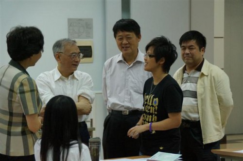 O Sr. Zhou Taitong, Vice-Presidente do Conselho Consultivo Político de Shanghai e os formandos