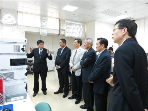 Os Dirigentes da Fundação Macau visitaram o Laboratório Principal Estatal de Pesquisa de Qualidade em Medicina Chinesa da Universidade de Ciência e Tecnologia de Macau