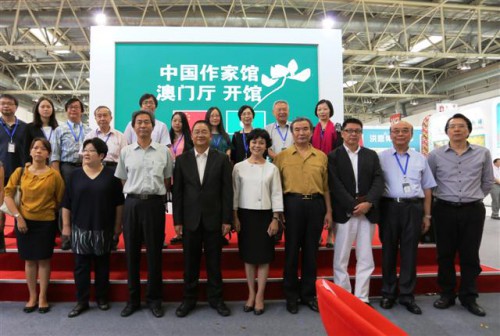 Fotografia da Dra. Tie Ning, Presidente da Associação dos Escritores da China e do Dr. Li Bing, Vice-Presidente da mesma Associação com os membros da Delegação dos Escritores de Macau