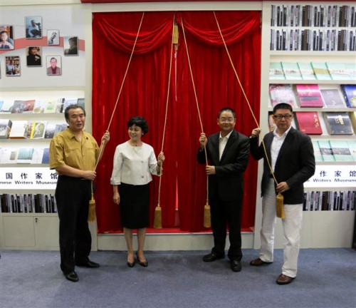 Cerimónia da Abertura da “Galeria dos Escritores Chineses - Sala de Macau”, pelos convidados de honra