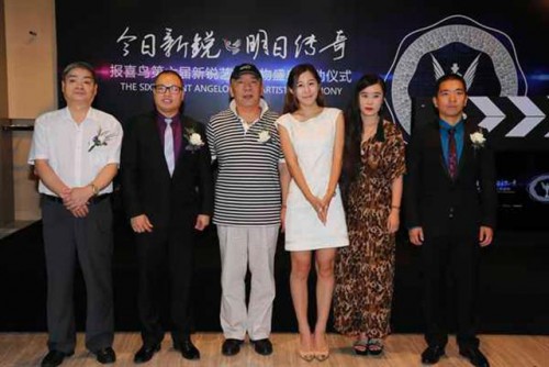 Wen Jier, uma famosa escritora com 18 anos, faz intercâmbio com os alunos da Escola Secundária Hou Kong