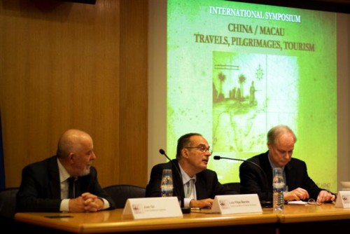 O Prof. Juan Gil (Real Academia Española), o Prof. Luís Filipe Barreto (Director do Centro Científico e Cultural de Macau) e o Prof. Roderich Ptak (Ludwig Maximilians University, Munich) presidiram à sessão inaugural do Colóquio