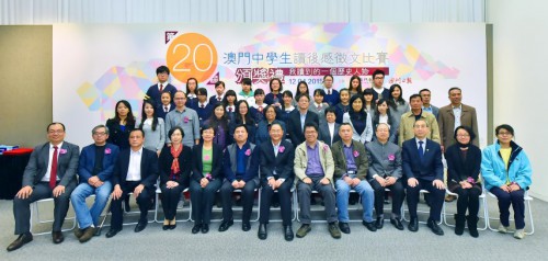 Fotografia dos convidados de honra, estudantes premiados, directores e professores das escolas