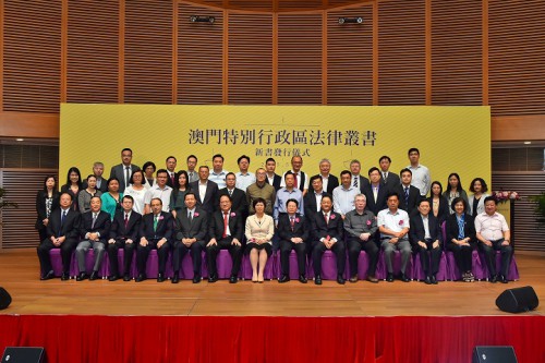 Os convidados tiram fotografias.