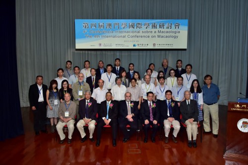 Fotografia dos convidados de honra e os participantes na Conferência.