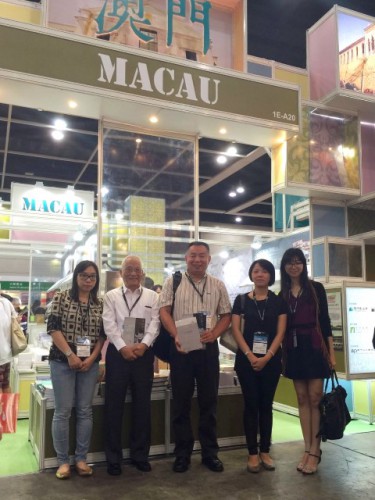 Os funcionários da FM e os convidados da honra em frente da tenda de exposição de Macau.