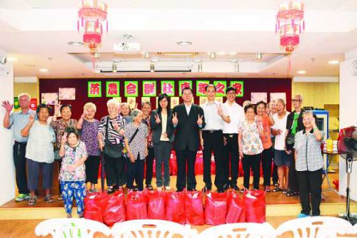 A Fundação Macau e a Associação de Agricultores de Macau oferecem os “Sobrescritos Auspiciosos de Chong Chau” aos grupos carenciados.  O Dr. Cheong U afirmou que “a redução das receitas não afectará a oferta dos Sobrescritos Auspiciosos  no próximo ano”.