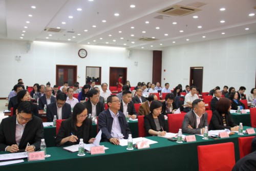 Fotografia dos académicos e especialistas que participaram no Fórum