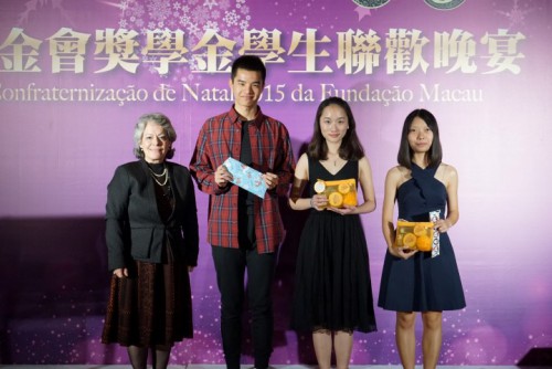 澳門基金會葡語學生獎學金事務主管巴愛蓮向表演者及司儀致送紀念品