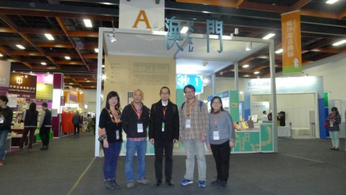 參展代表於澳門館前合影留念