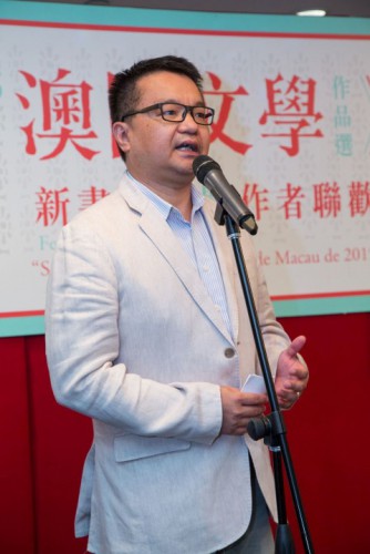 文化局局長代表黃文輝處長致辭