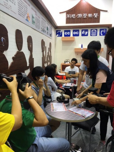 Os visitantes puderam participar na actividade experiencial do stand da Associação de Surdos de Macau