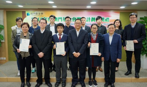 Fotografia dos convidados de honra e os vencedores dos “Prémios para Talentos de Macau 2016”