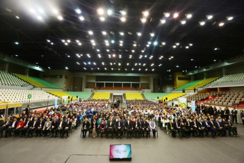 Fotografia dos convidados de honra e todos os participantes do “Programa Mil Talentos”