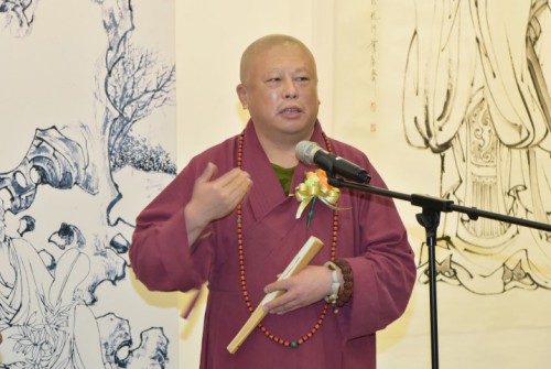 O Sr. Yue Zhao Shang Ren fez uso de palavras na cerimónia de inauguração da sua exposição