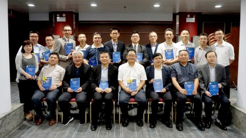 Editores e autores do “Livro Azul de Macau 2017” e os representantes das bibliotecas