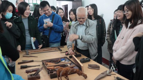 Os formandos da turma de professores experimentam o artesanato tradicional 