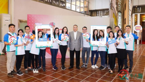 Fotografia do Chefe do Executivo e os Membros da“União Mil Talentos”