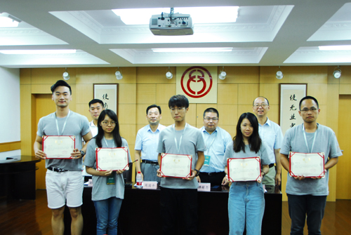 向營員代表頒發結業證書