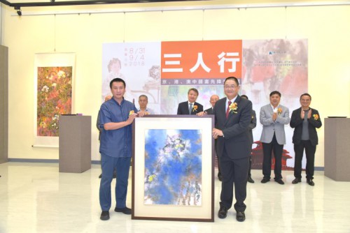 作者馮鐘雲向澳門基金會致送作品