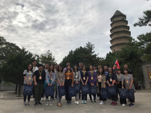 學員們在延安寶塔山現場學習