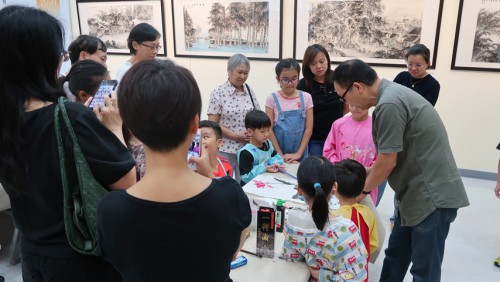 親子們認真聽課