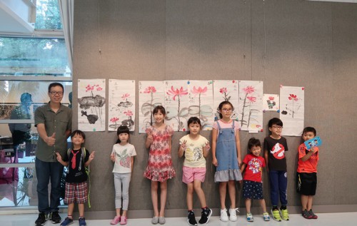 小朋友與作品合照留念