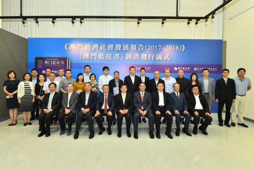 主禮嘉賓與作者、圖書館及機構代表合影留念