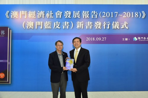 中聯辦研究室主任高其興向澳門大學伍宜孫圖書館王國強副館長贈書