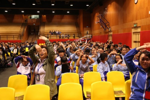 學生們學習芭蕾舞手勢