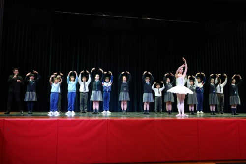 舞者及學生一同示範芭蕾站姿