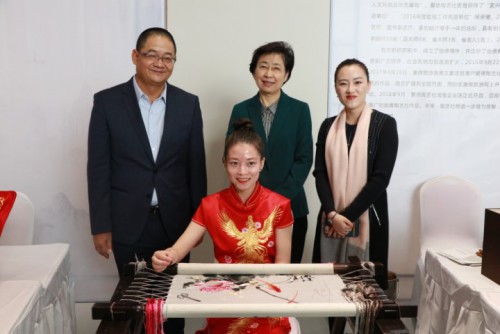 與殘疾人手工藝者合照