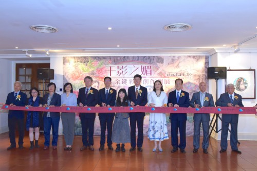 Os convidados de honra cortam a fita   