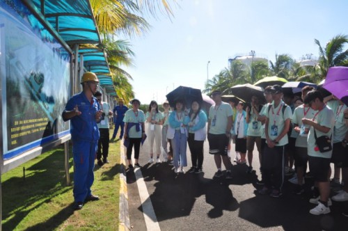 聆聽航天工作人員講解