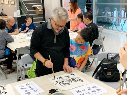 趙維富逐一指導參加者   