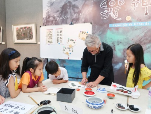 趙維富協助參加者落款蓋印