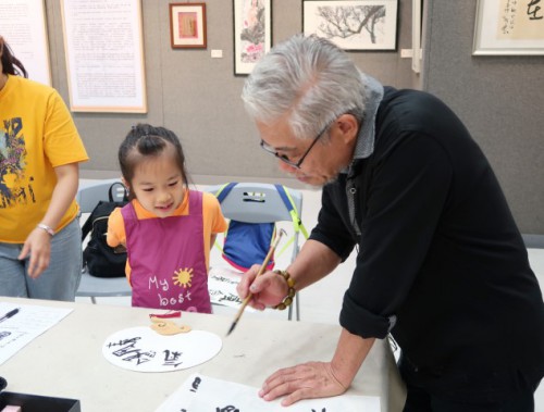 趙維富逐一指導參加者