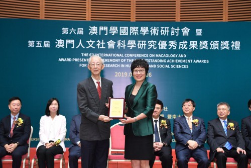 A vice-comissária do Ministério dos Negócios Estrangeiros da República Popular da China na Região Administrativa Especial de Macau, Wang Dong, entregou o “Prémio Contribuição Excepcional para as Ciências Sociais e Humanas de Macau” ao Prof. Ieong Wan Chong.