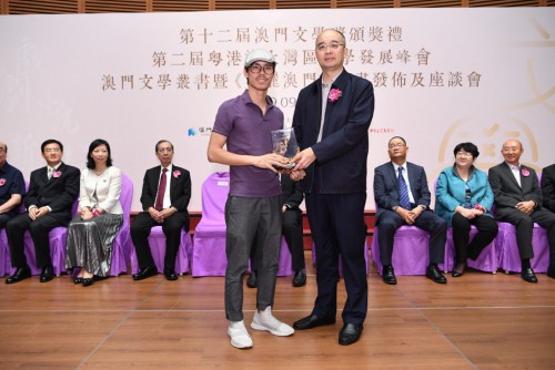 中國作家協會書記處吳義勤書記向中篇小說優秀奬得主鄧佳來頒奬