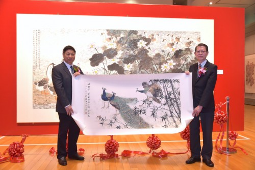 方楚雄向澳門基金會致送作品