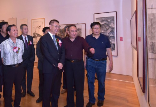 藝術家們向嘉賓介紹作品