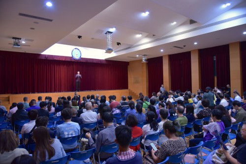 O mestre Xu Gang  proferiu ainda algumas explicações, sobre balé,  ao público