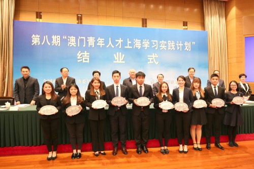 學員獲頒紀念盤