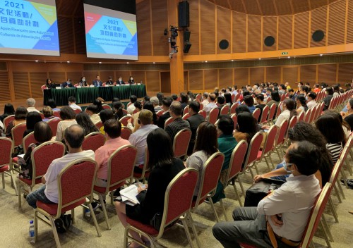 Na sessão de esclarecimento estiveram presentes representantes de várias associações locais