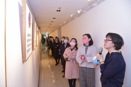 嘉賓在欣賞畫作