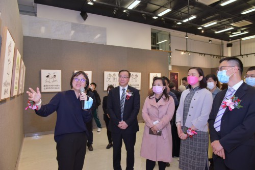 劉旦為嘉賓介紹作品