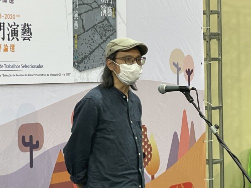 評論選主編代表莫兆忠介紹編選情況