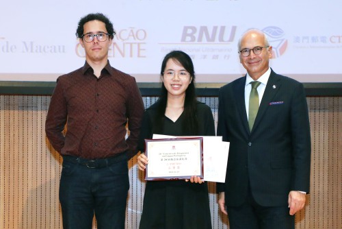 澳門論壇報及大西洋銀行代表頒發二等獎予陳少君同學
