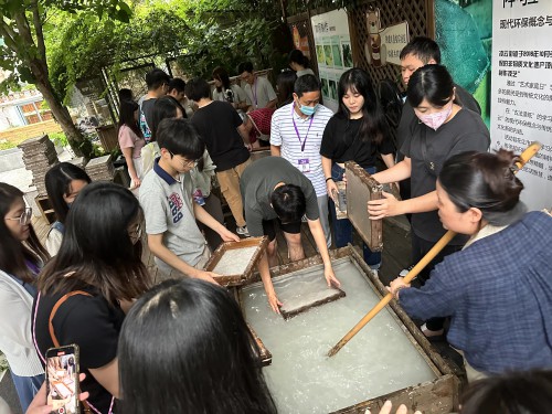 營員在華東理工大學體驗古法造紙傳統文化技藝