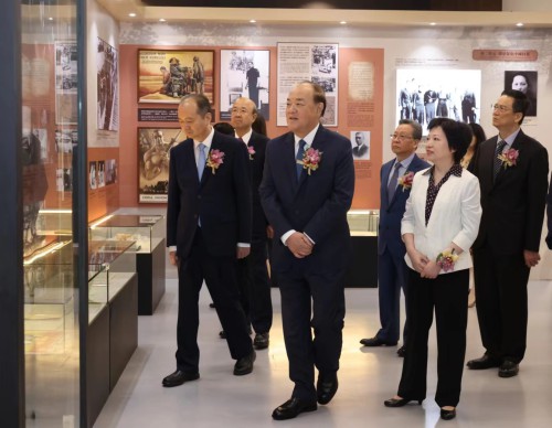 出席嘉賓參觀展覽